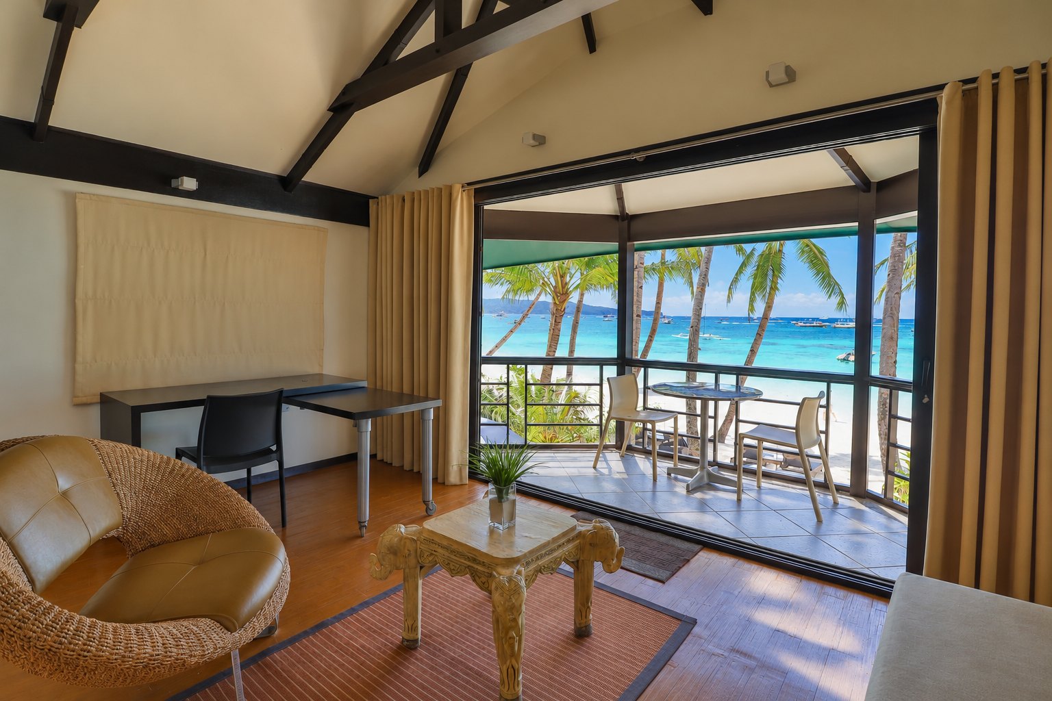 Room with a veranda opening onto White Beach